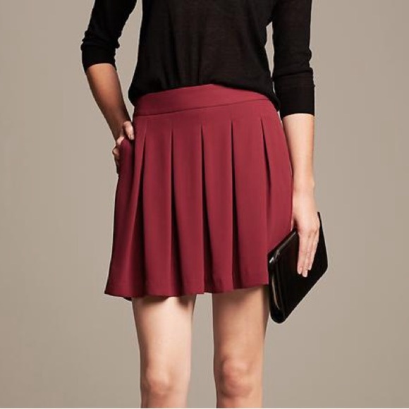 Banana republic burgundy pleated skirt ❤️ 2 tall. - Picture 1 of 6